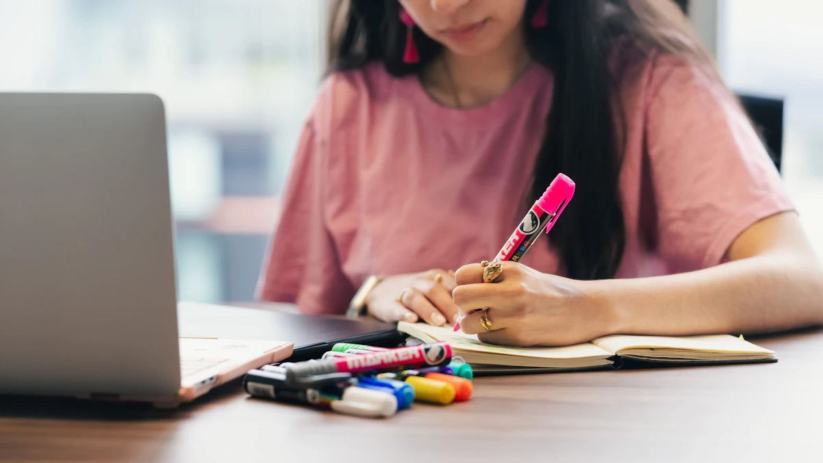 Studentessa che confronta appunti su carta e materiali sul computer